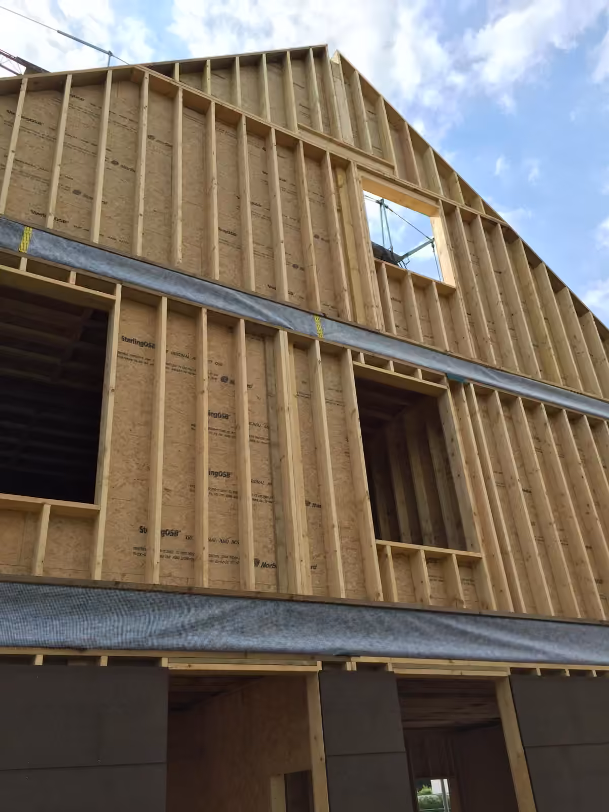 Houten dakstructuur met tengellatten, klaar voor isolatie en zonnepanelen
