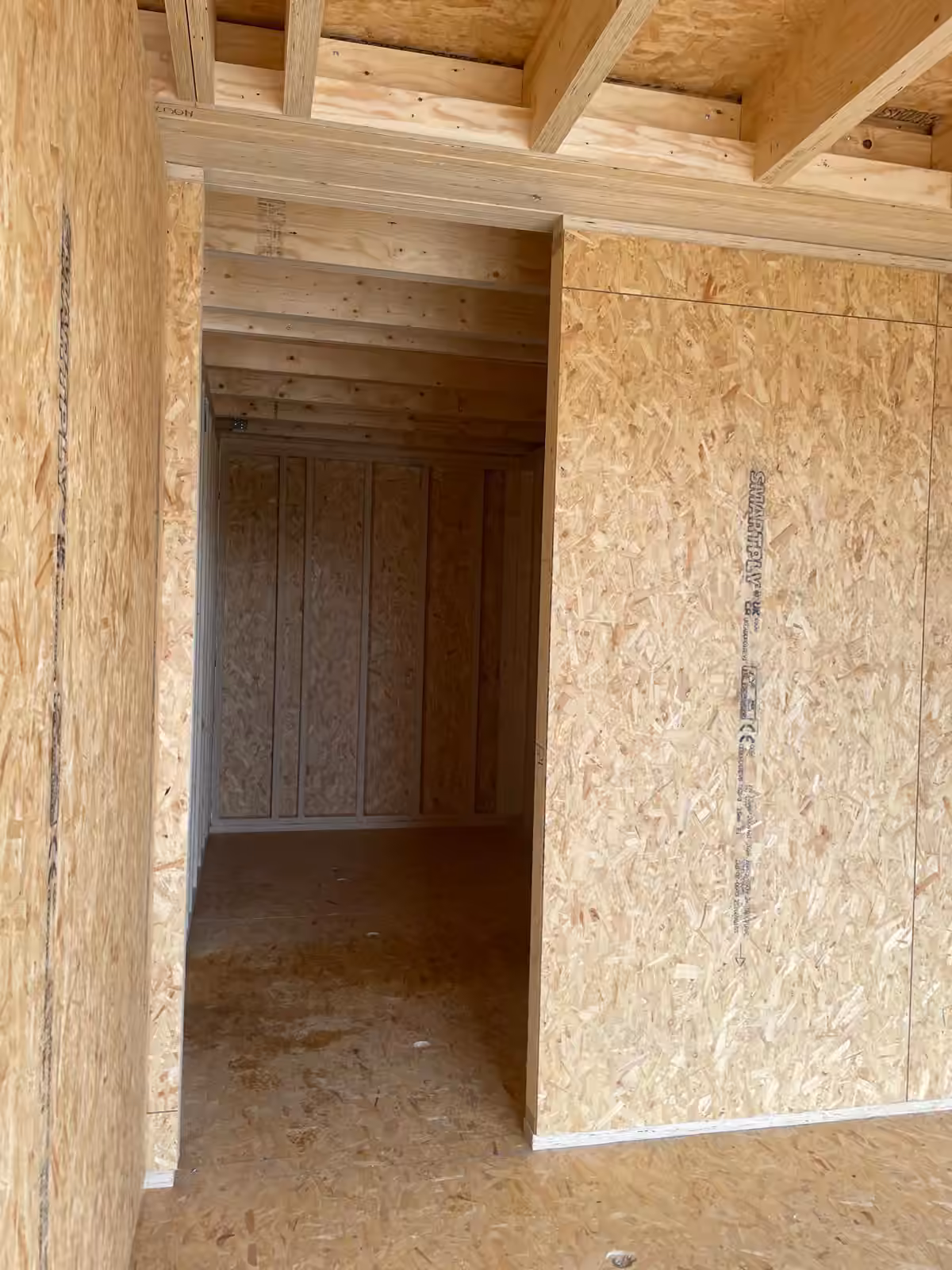 Houten draagstructuur met raamopening tijdens de ruwbouw