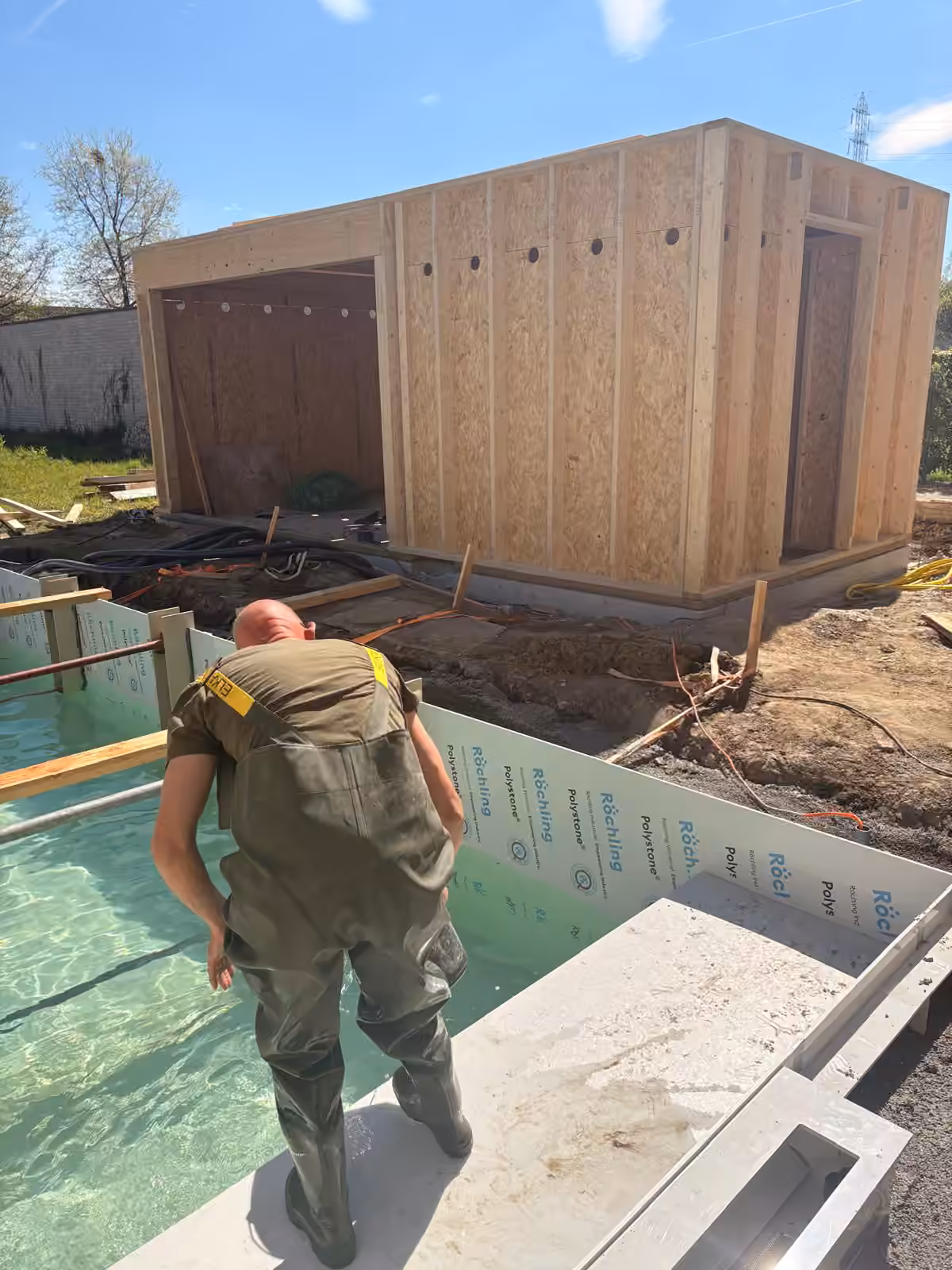 Houten gevelbekleding van een woning in de avondschemering