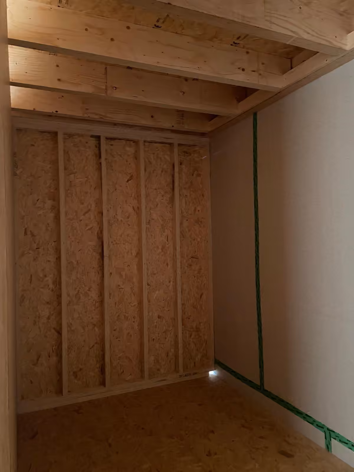 Afgewerkt interieur met houten wandbekleding in een houtskeletwoning