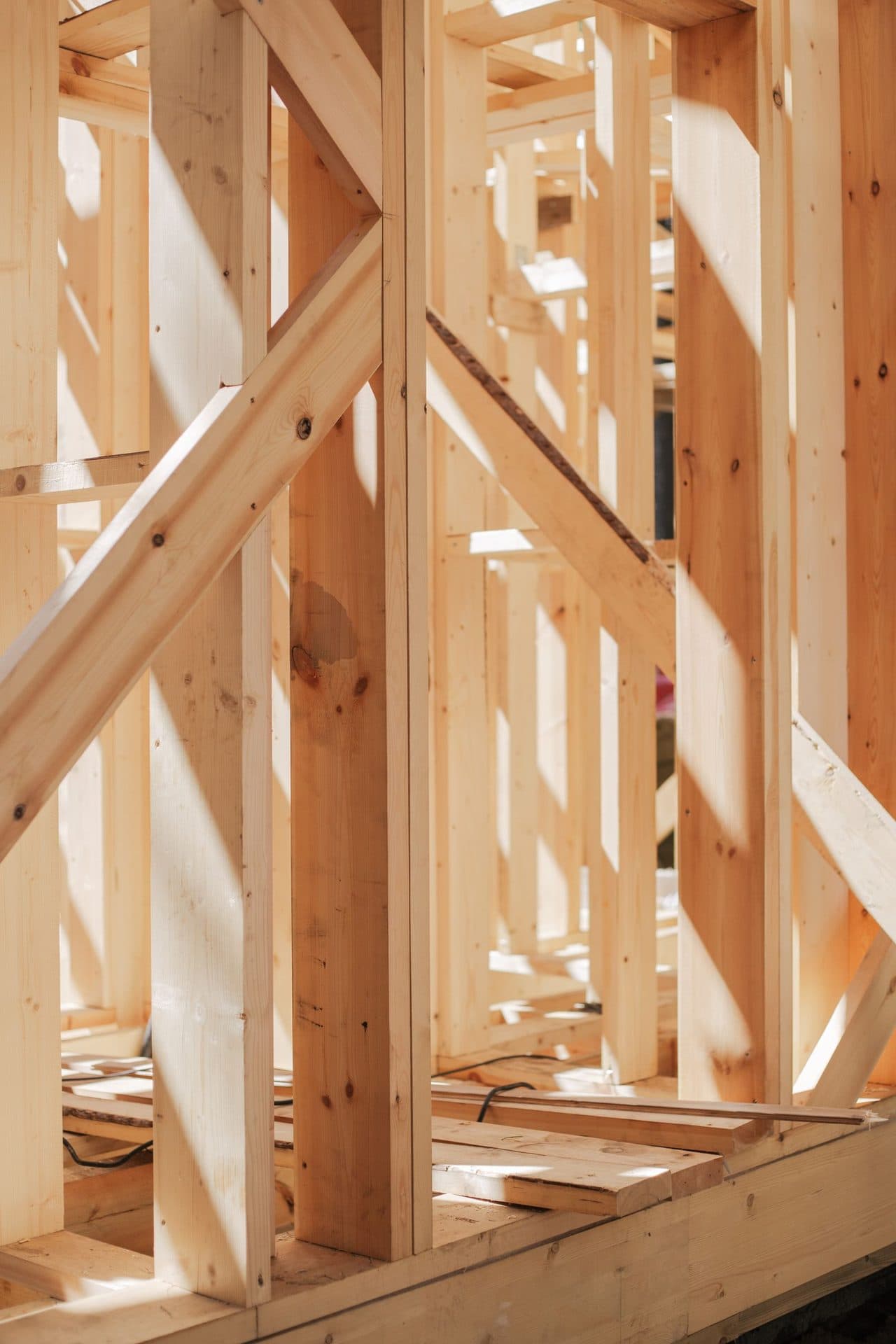 Prefab houtskeletelementen klaar voor montage