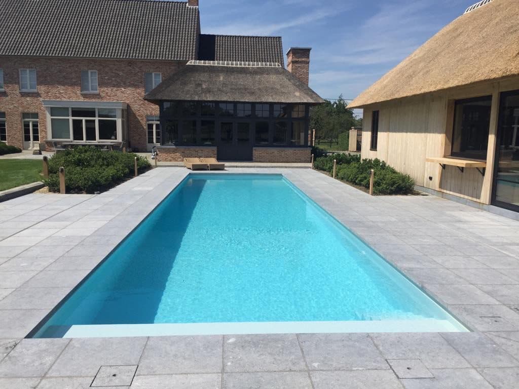 PPC-zwembad met houten poolhouse bij een landelijke villa